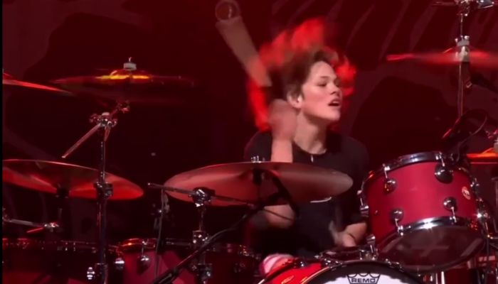 Foo Fighters toca com filho de Taylor Hawkins em tributo ao baterista