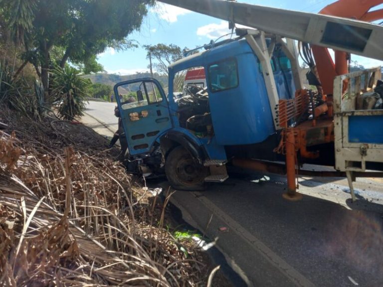 Acidente entre caminhão e carro deixa dois mortos em rodovia do Sul do ES