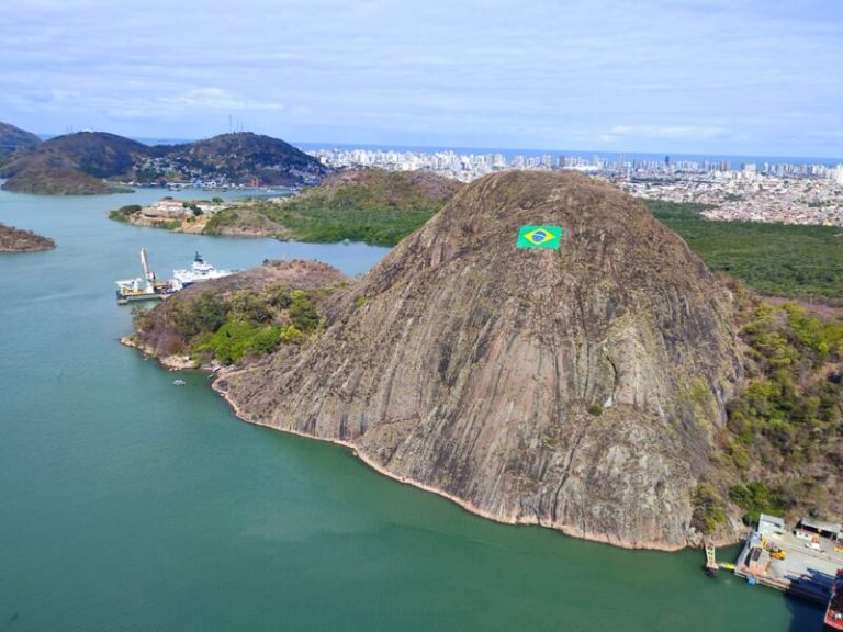 Bandeira do Brasil no Morro do Penedo? Símbolo nacional chama a atenção no ES