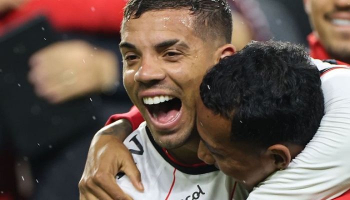Athletico busca empate, elimina Palmeiras e vai à final