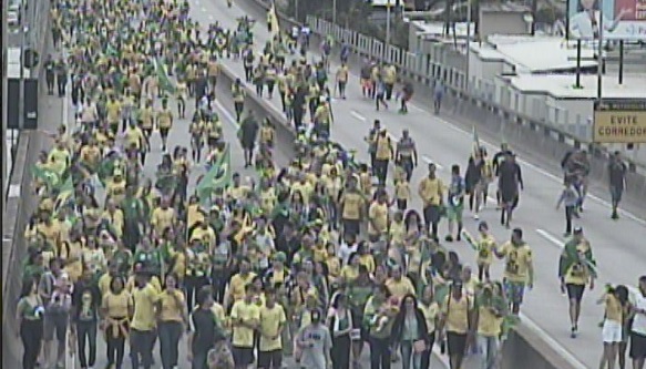 Trânsito na Terceira Ponte é interditado e manifestantes começam travessia