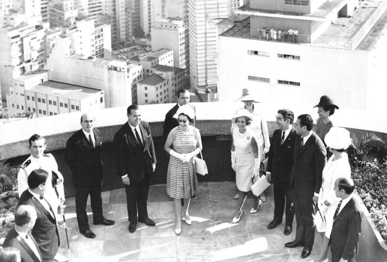No Brasil, rainha Elizabeth II ganhou balangandã e inaugurou museu