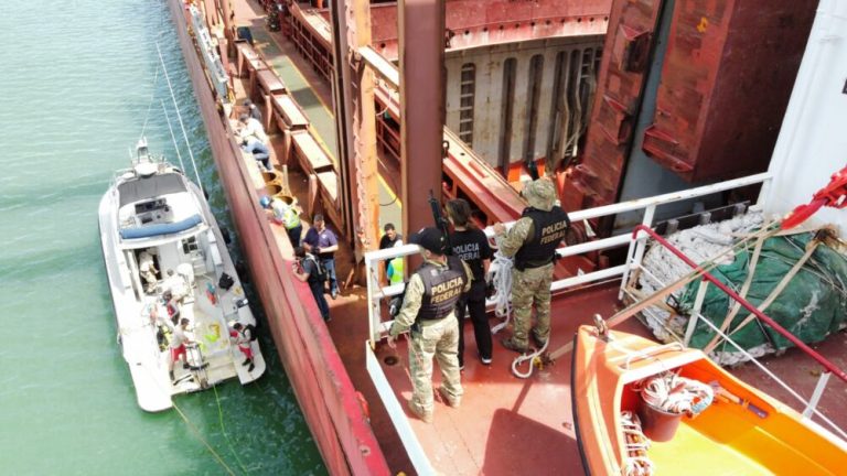 Polícia Federal apreende 35kg de cocaína em casco de navio na Baía de Vitória