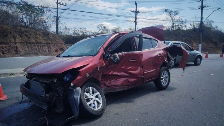 Acidente grave deixa carro destruído e interdita avenida na Serra