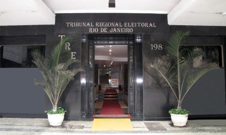 TRE-RJ não aprova candidaturas de Witzel e Garotinho