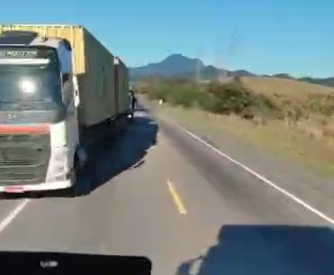 Polícia investiga caminhoneiro que fez ultrapassagem perigosa na BR-101