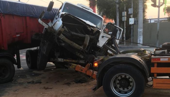 Acidente com carretas interdita trânsito em avenida de Vitória