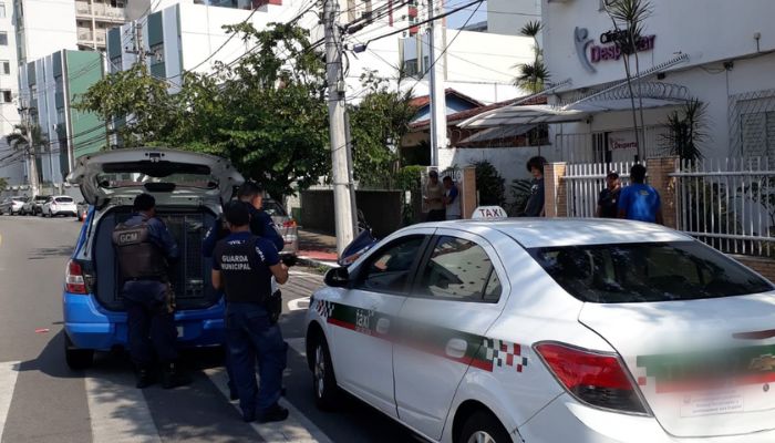 Táxi usado de apoio em assaltos a farmácias é apreendido e condutor é preso