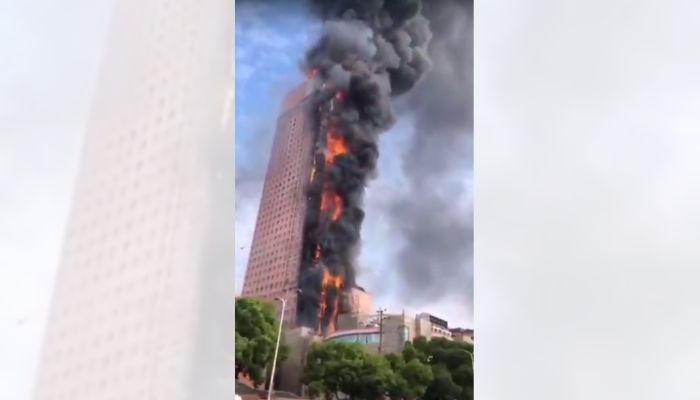 VÍDEO | Incêndio atinge prédio de mais de 200 metros na China