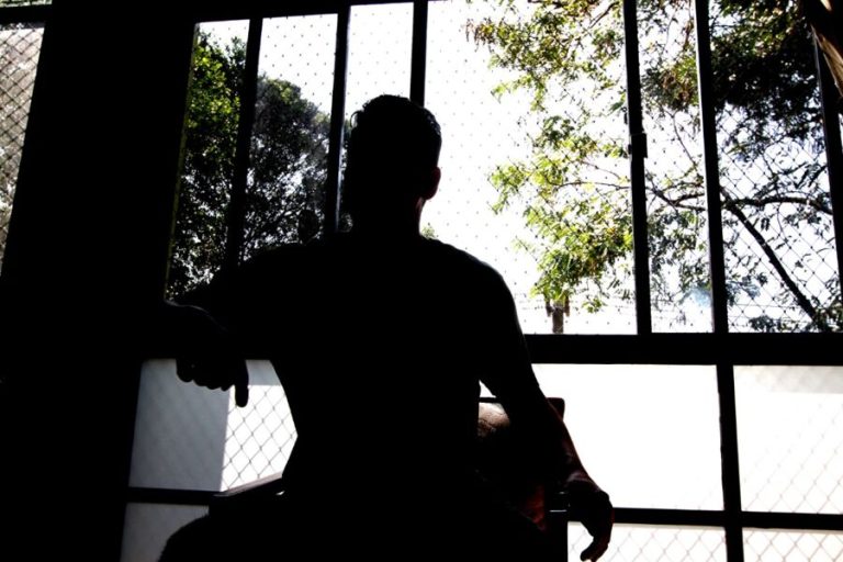 Bandidos invadem faculdade e espancam professor em Vila Velha