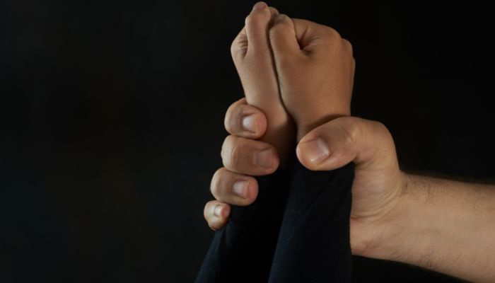 Polícia faz buscas por homem que agrediu e sufocou enteado de 4 anos