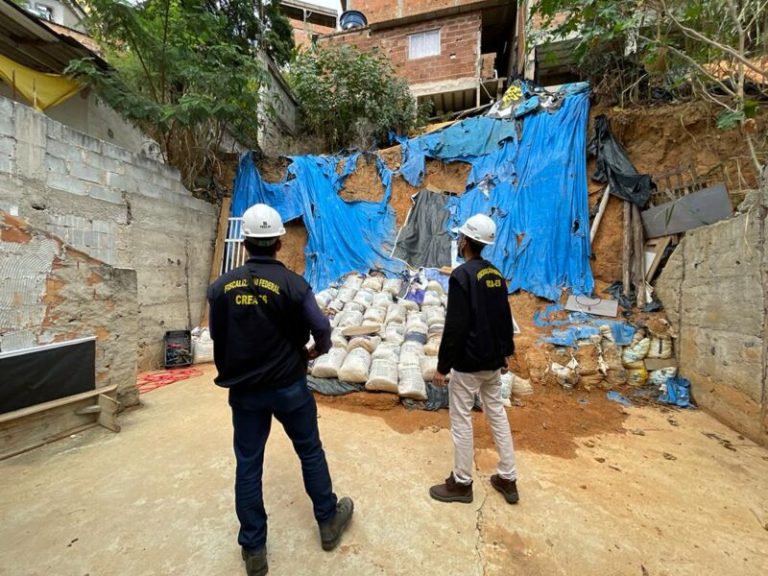 Risco de deslizamento deixa moradores em alerta em Cariacica