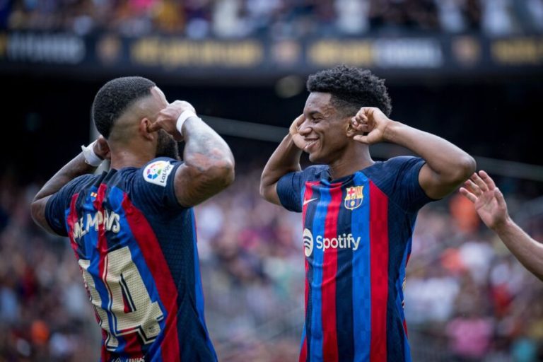 Barça vence Elche com dois de Lewa e assume liderança do Espanhol