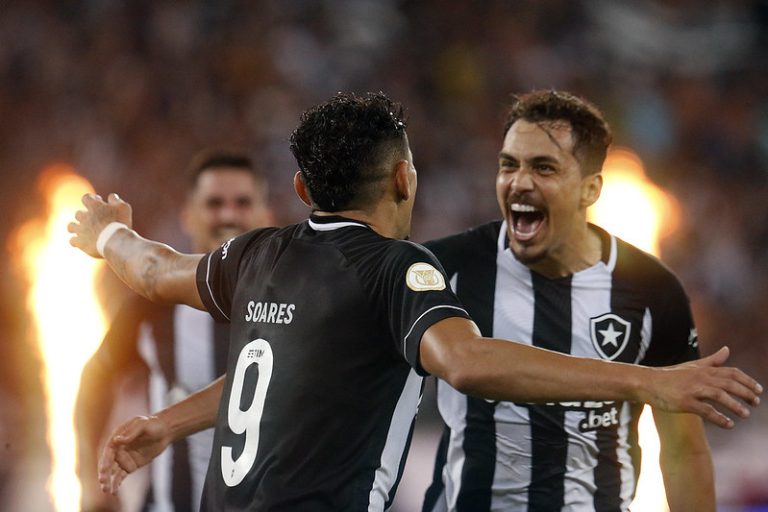 Botafogo acaba com jejuns, volta a vencer em casa e complica o Coritiba