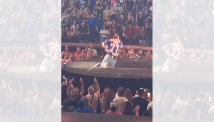 Post Malone cai em show e é retirado às pressas do palco por paramédicos