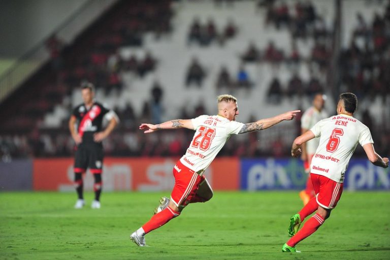 Internacional bate Atlético-GO e segue caça ao Palmeiras