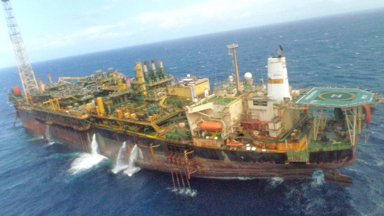 Plataforma de petróleo tem produção interrompida no ES após riscos de vazamento