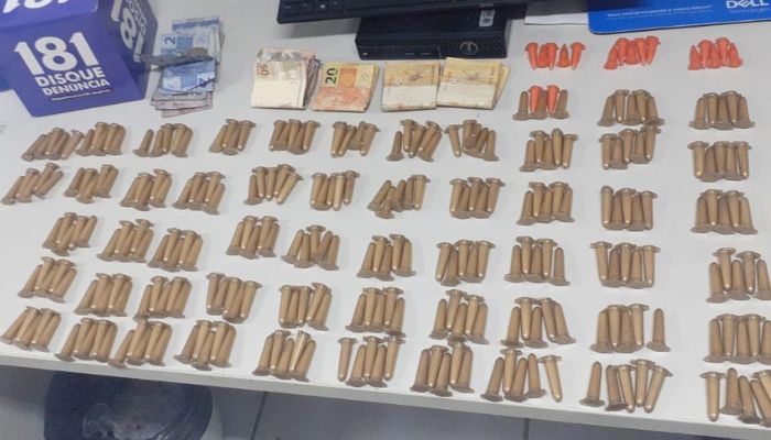 Drogas, arma e munições são apreendidas pela polícia na Serra