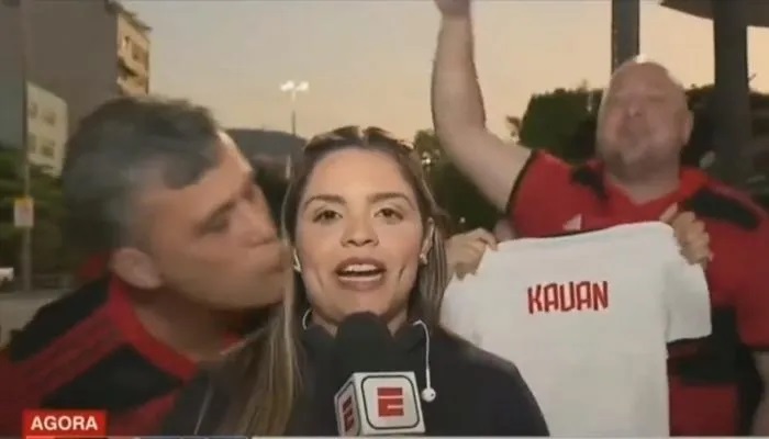 Torcedor que beijou repórter é denunciado por crime de importunação sexual