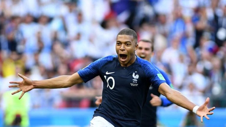 “Tenho muito mais liberdade na seleção do que no PSG”, reclama Mbappé