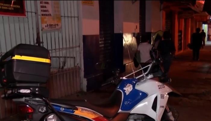 Homem em situação de rua é atingido por cinco tiros ao defender idoso