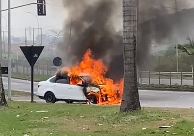 Carro pega fogo na BR-101