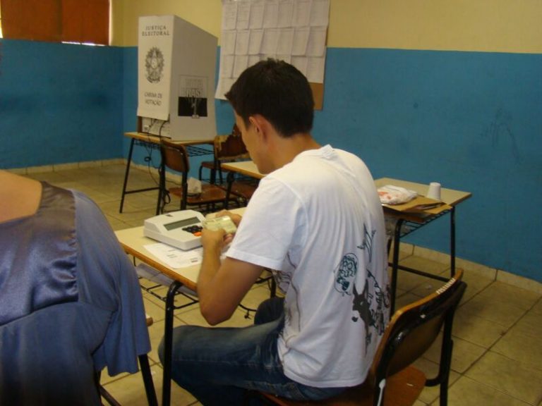 Urnas em teste e mesários em preparação para as Eleições 2022