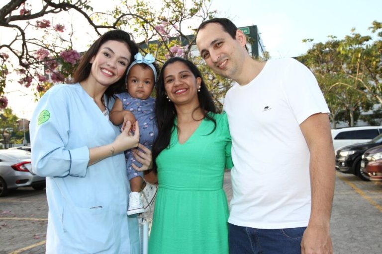 Enfermeira vira “fada madrinha” de bebê