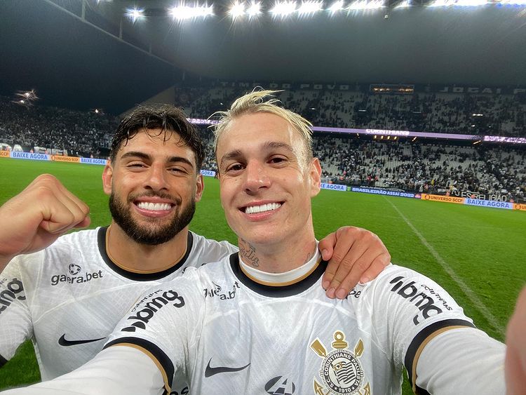 Corinthians vence Atlético-GO com gol no fim e volta ao G-4