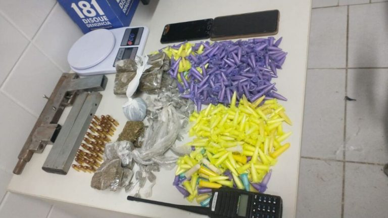 Homem é preso com submetralhadora e drogas na Serra