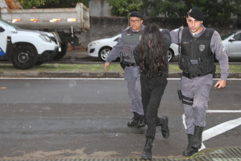 Jovem que invadiu escola em Vitória é indiciado por seis tentativas de homicídio
