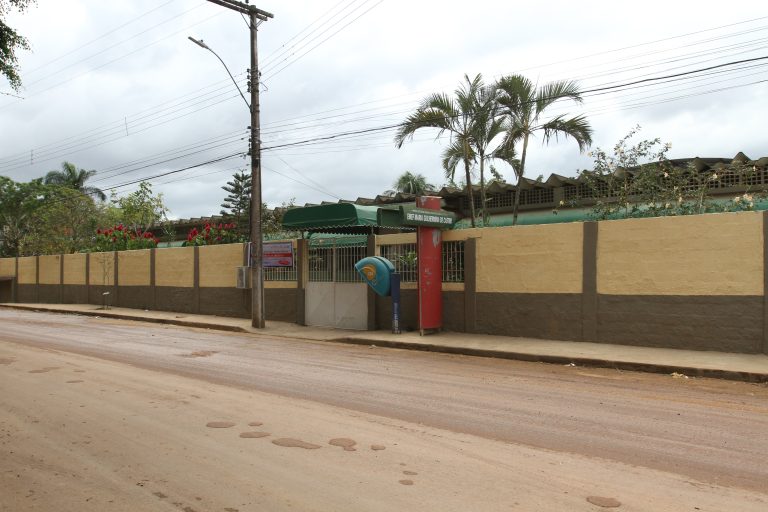 Escola é invadida por três criminosos armados no ES
