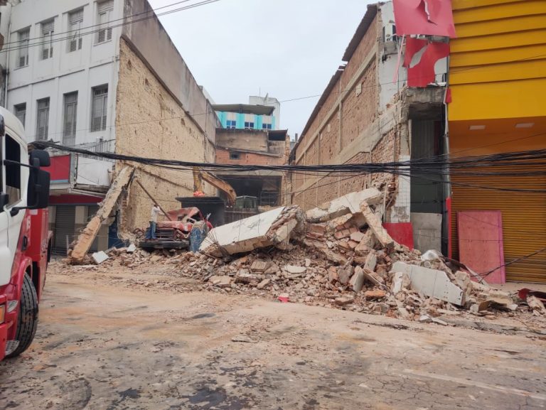 Engenheiros do Crea-ES realizam vistoria em obra onde prédio desabou em Vitória