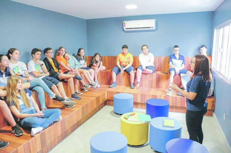 Escola vai adotar programa bilíngue