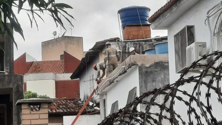Homem pula muro de cinco casas, fica ferido e precisa ser resgatado em Vitória