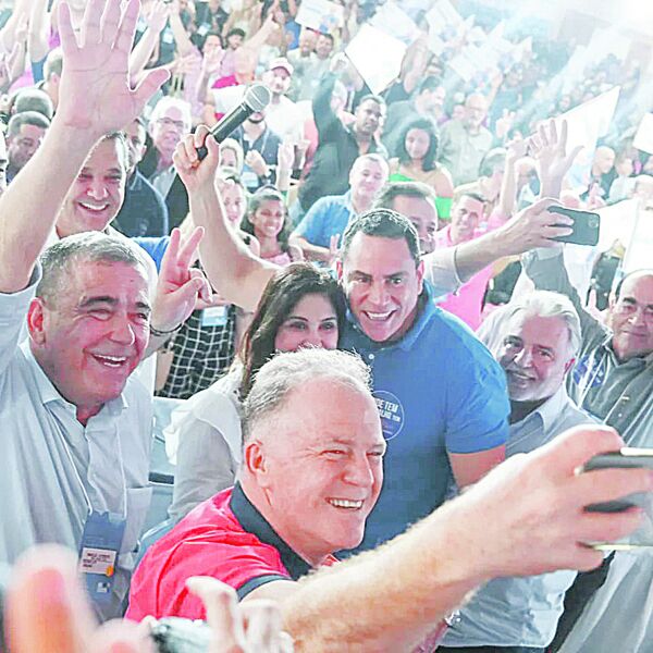 Último dia de campanha tem carreata e bandeiraço