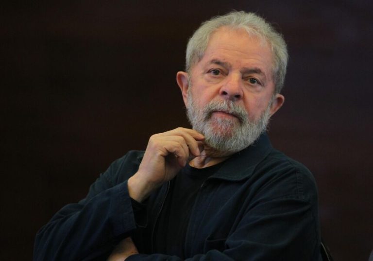 Lula vota em São Bernardo acompanhado de Alckmin, Haddad, Gleisi e Janja