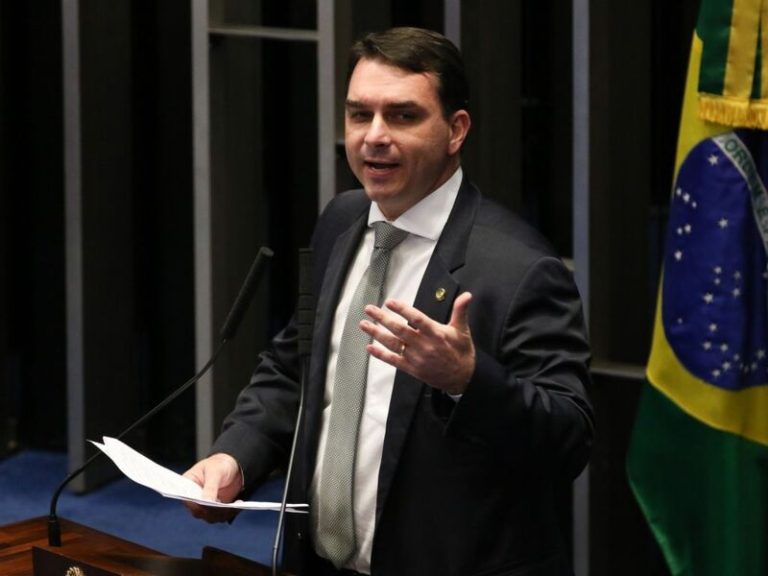 “Esperamos vitória no primeiro turno”, diz Flávio Bolsonaro ao votar