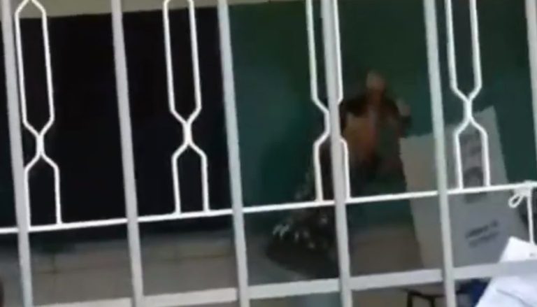 Eleitor é preso após quebrar urna a pauladas