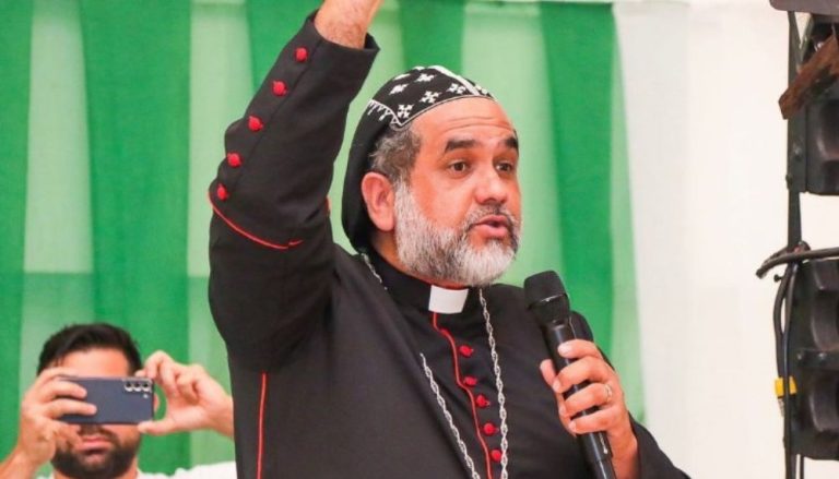 Padre Kelmon vota em escola em Salvador
