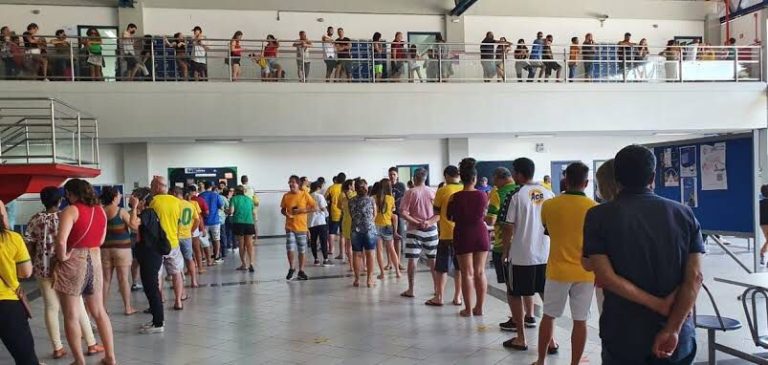 Eleitores reclamam de demora na fila para votar no ES