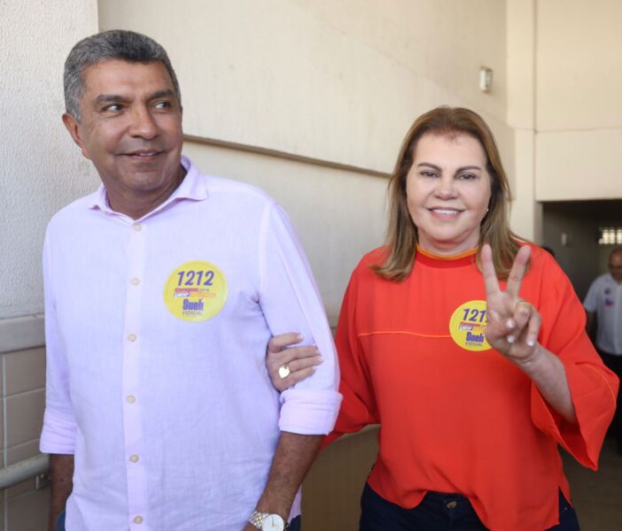 Prefeitos da Grande Vitória votam ao lado da família