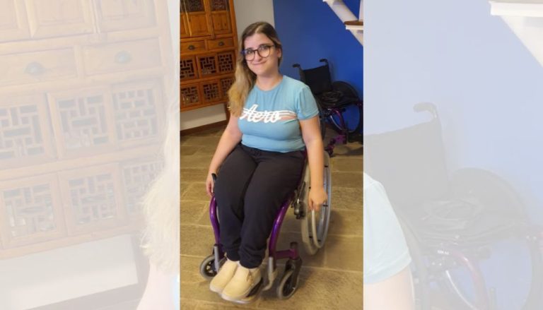 Elevador de escola não funciona e cadeirante é carregada no colo para votar