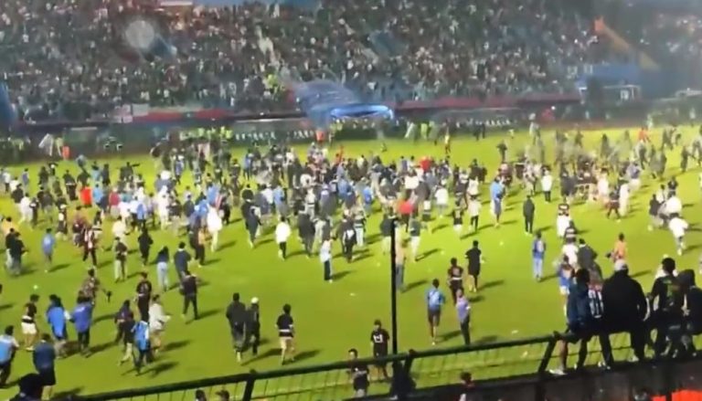 Tragédia em estádio de futebol da Indonésia tem 33 crianças entre os mortos