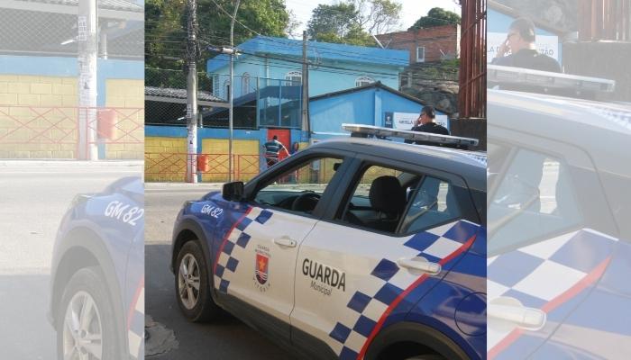 Motorista bate em poste durante colisão na Avenida Beira Mar