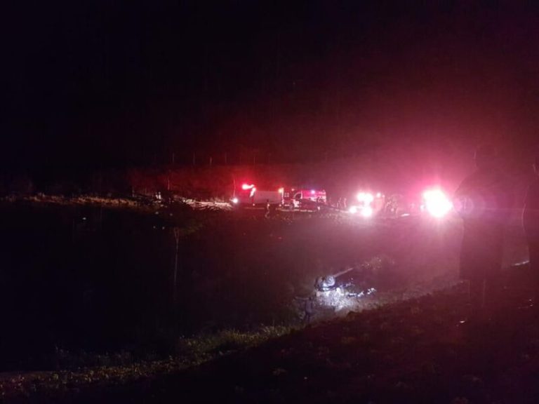 Motorista fica ferido e mulher morre após carro capotar na BR-262