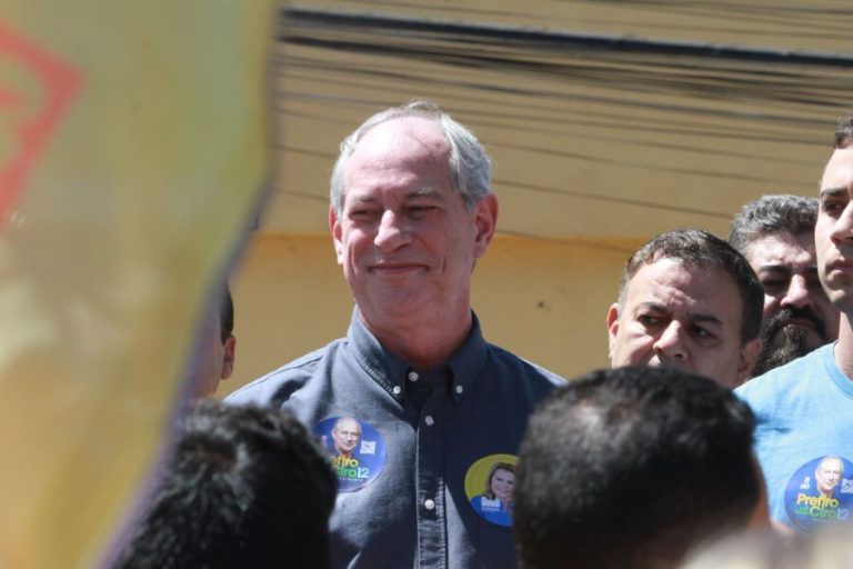Ciro acompanha PDT e anuncia apoio a Lula, mas com críticas e sem citá-lo