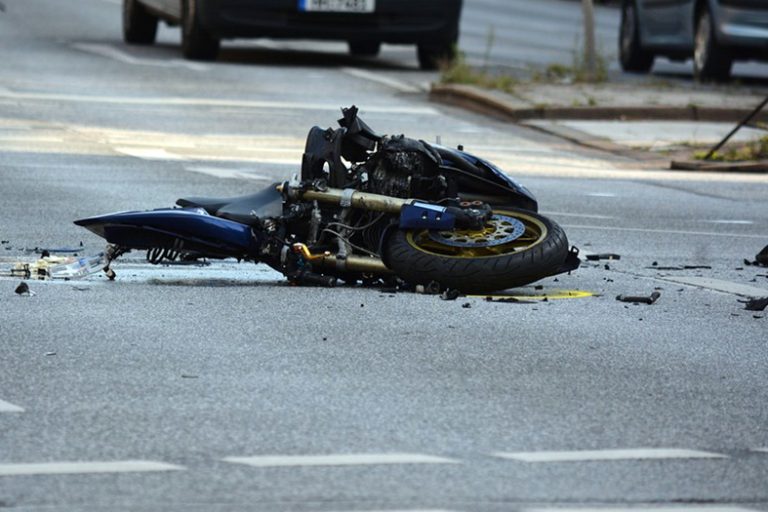 Motociclista sofre acidente por conta de buraco na rua e será indenizado no ES