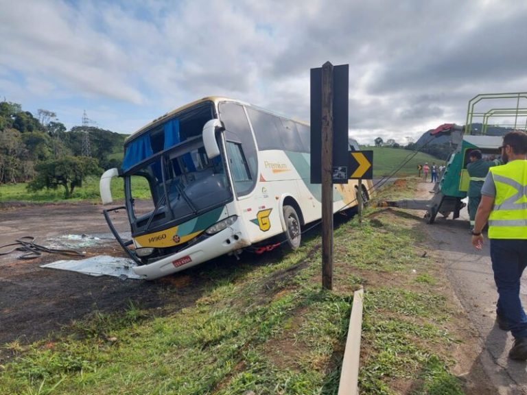 Doze passageiros ficam feridos após ônibus tombar na BR-101
