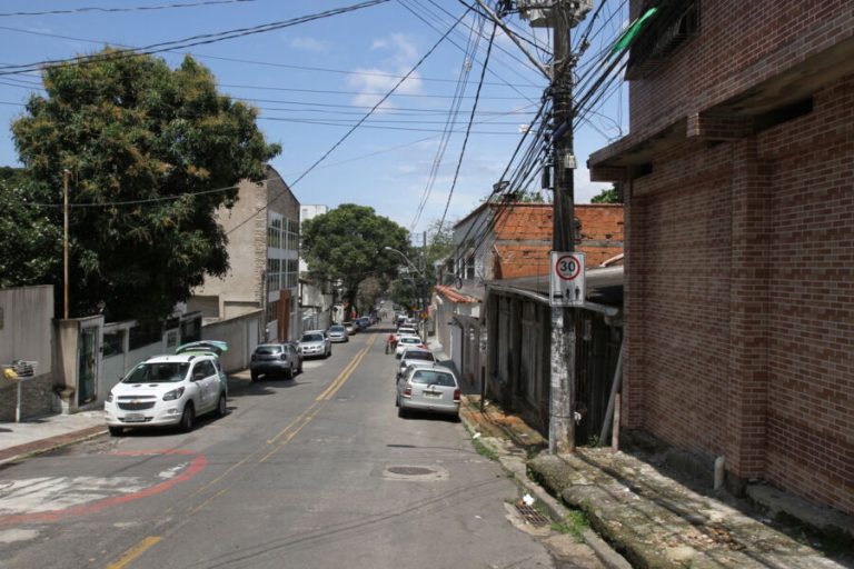 Adolescente é baleado dentro de peixaria em Vitória